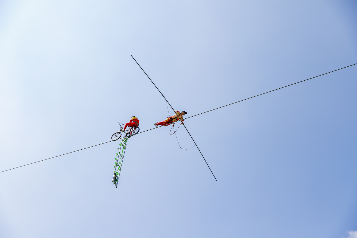 国庆节期间东莞观音山为游客表演高空走钢丝高空踩单车游客惊叫连连