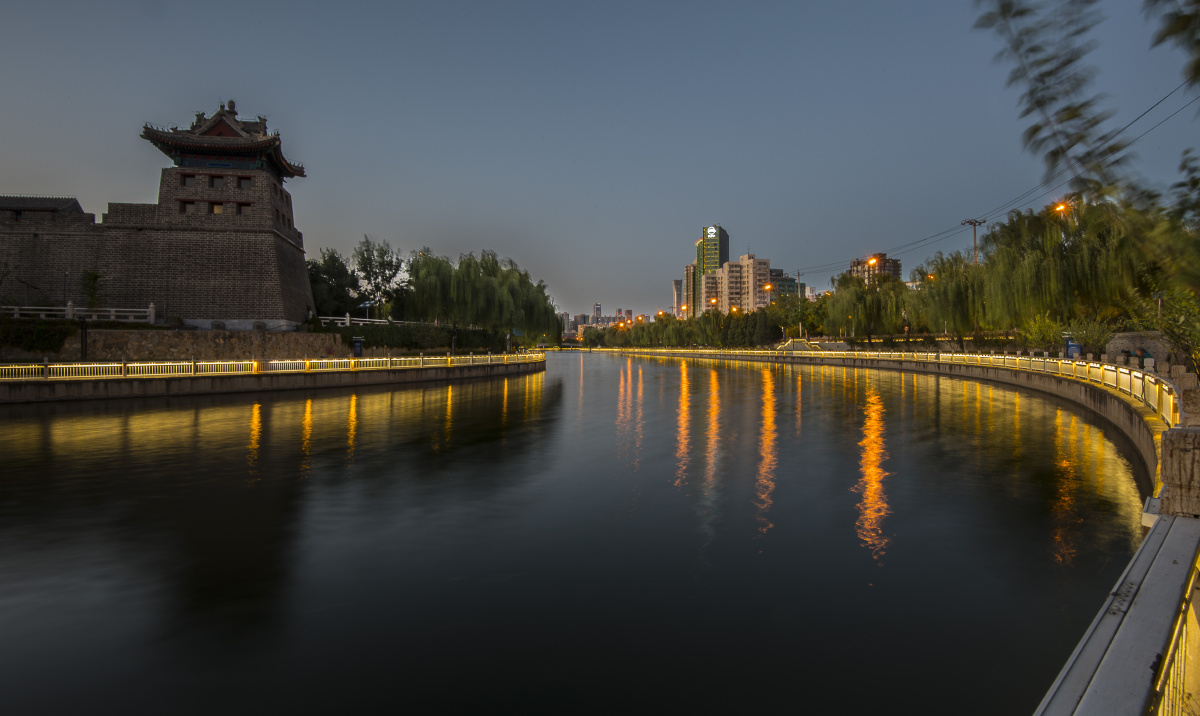 护城河拐弯处夜景
