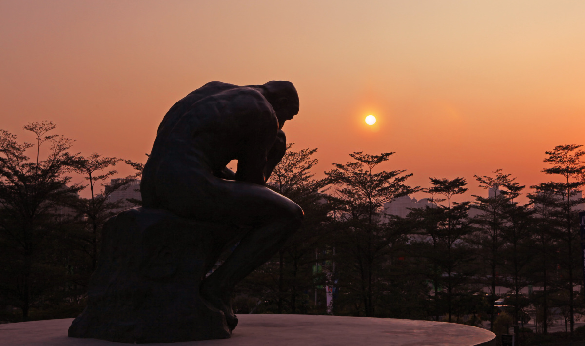 暮色中的思想者