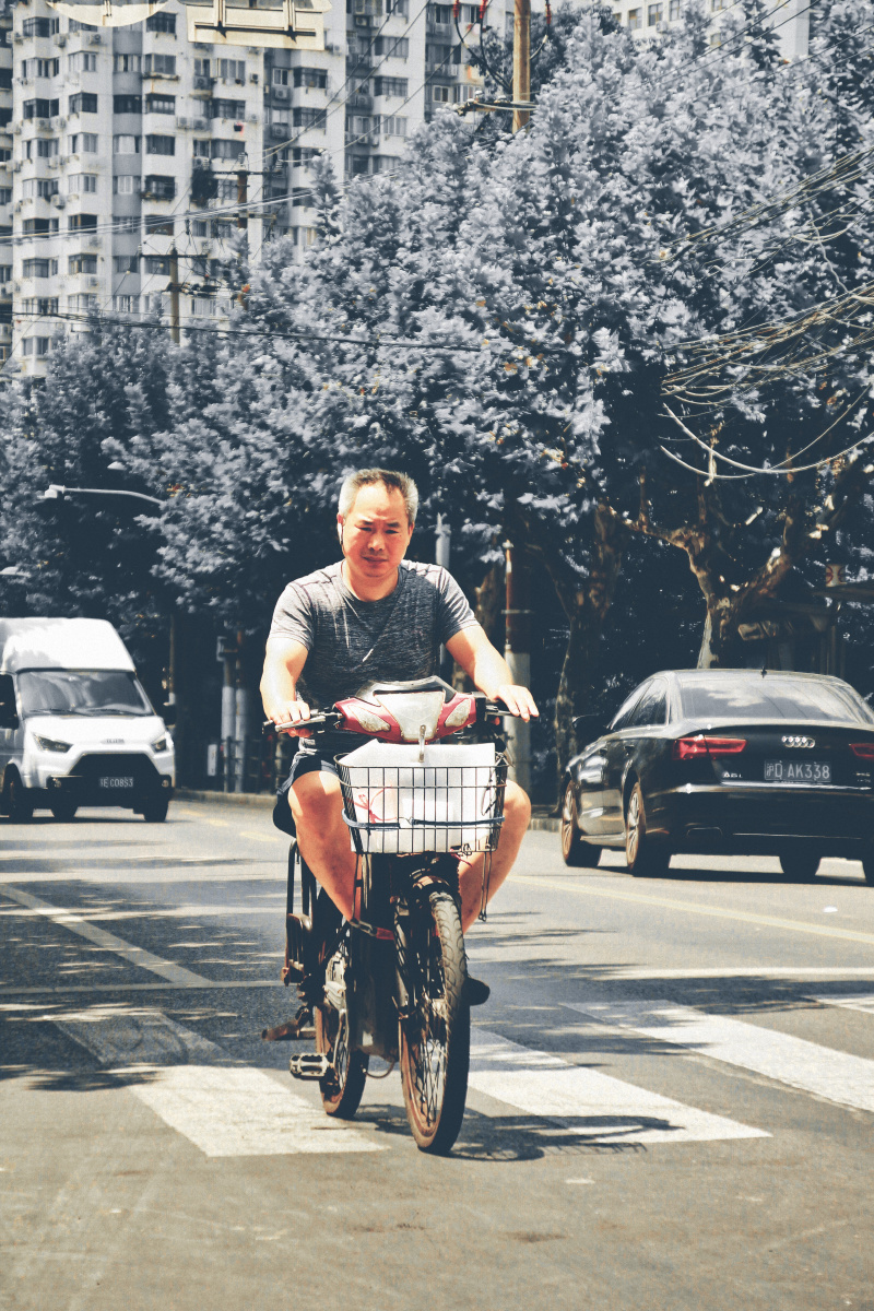 骑车的人. - 菠菜犟