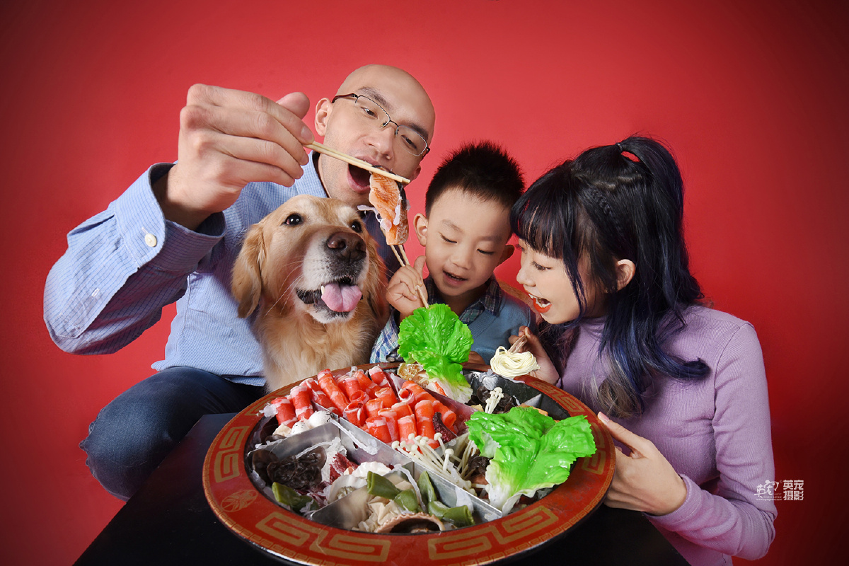 考验演技的时候到了一家人一起吃火锅