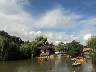 背景一样，云朵不同