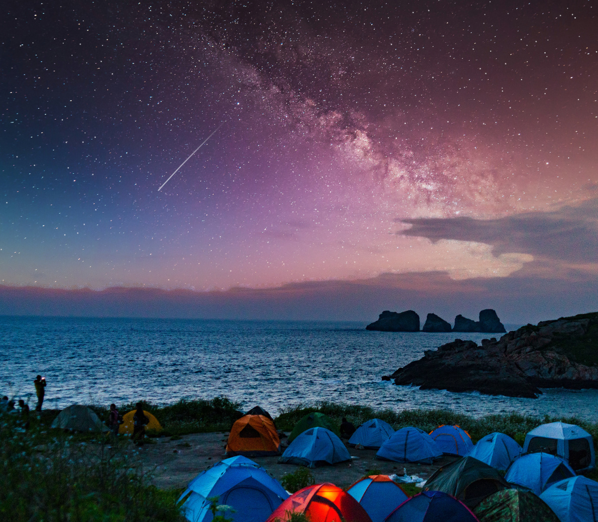 渔山列岛露营人,摄于浙江省宁波市象山县.
