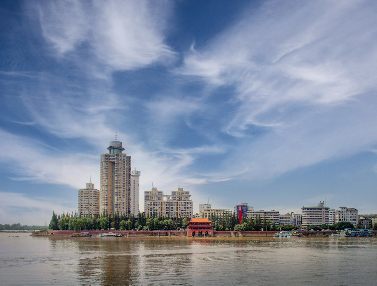 乐山风光四川省乐山市河流倒影城市建设