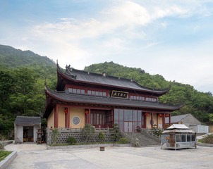 668057
