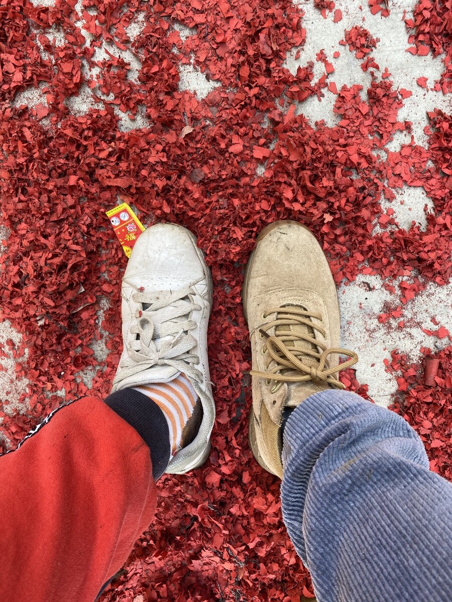 新年鞭炮红像地上铺了红地毯