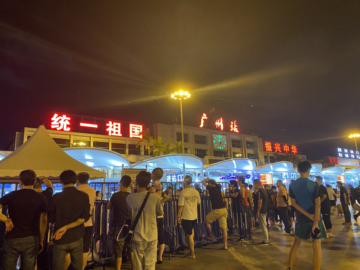 火车站接人的景象