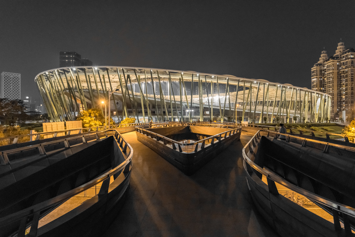 夜色掩映下的宝安体育场更加灵动醒目