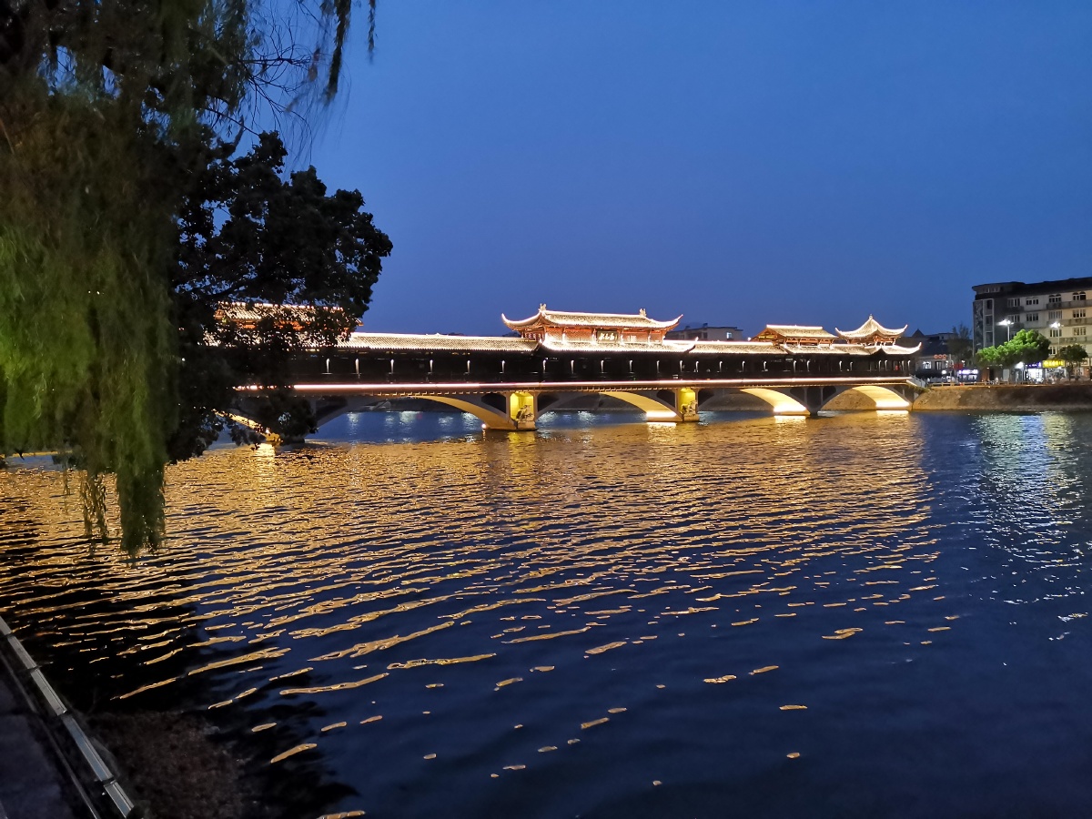 建德寿昌老街文化底蕴深厚晚上漫步街上体会厚重的老街韵味