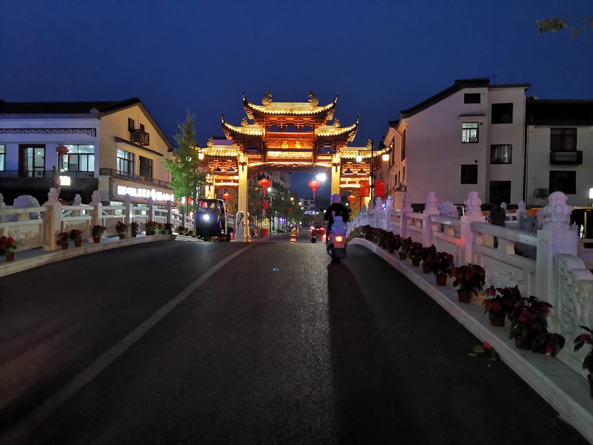 建德寿昌老街文化底蕴深厚晚上漫步街上体会厚重的老街韵味