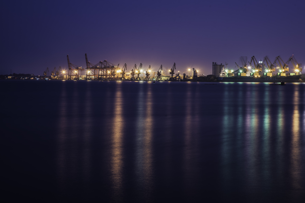 夜间繁忙的海南自贸港港口码头