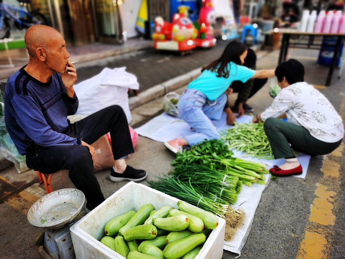 为老人集市上卖菜老汉卖菜罚款10万事件发生在卖货郎图片卖菜人侧面
