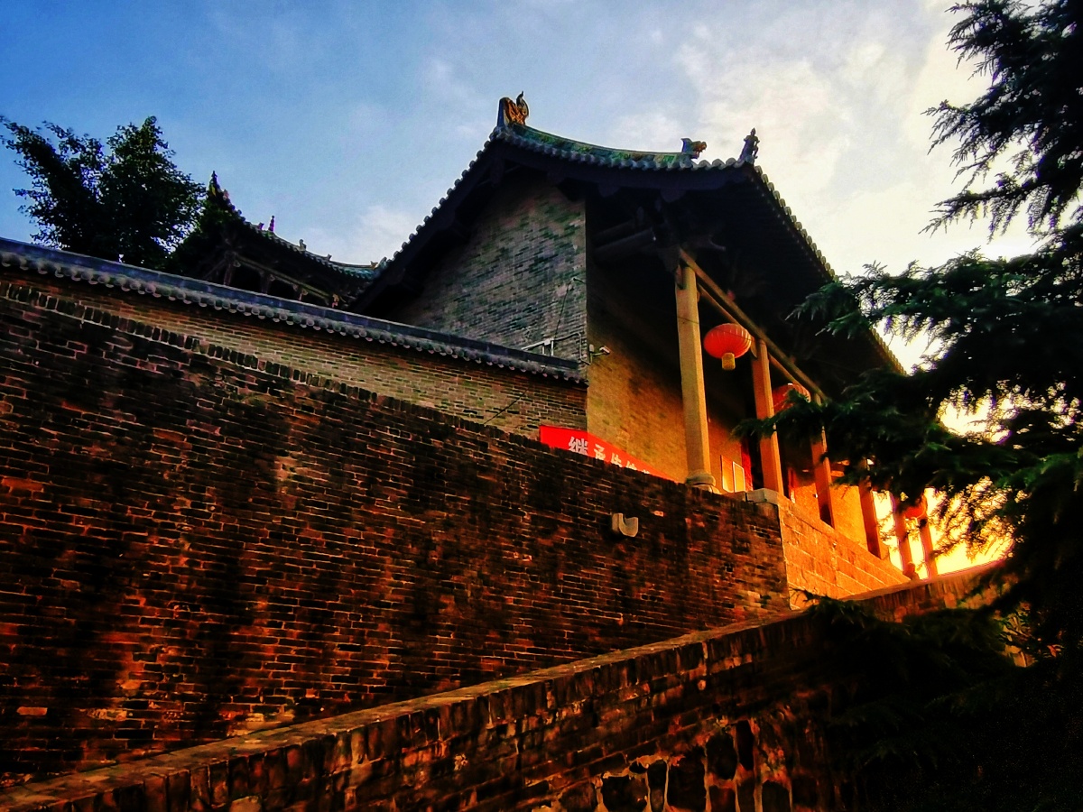晨光里的周村东岳庙