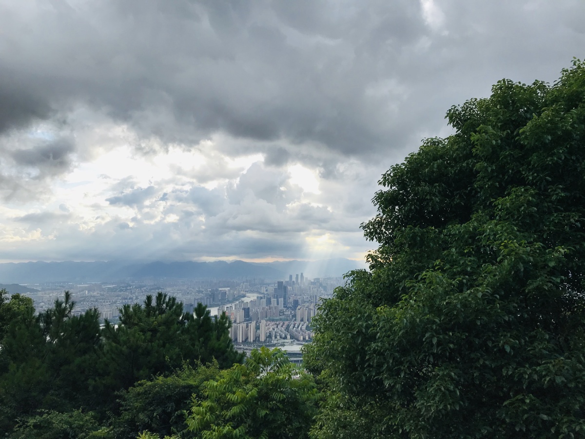 祥云圣光恩泽大地