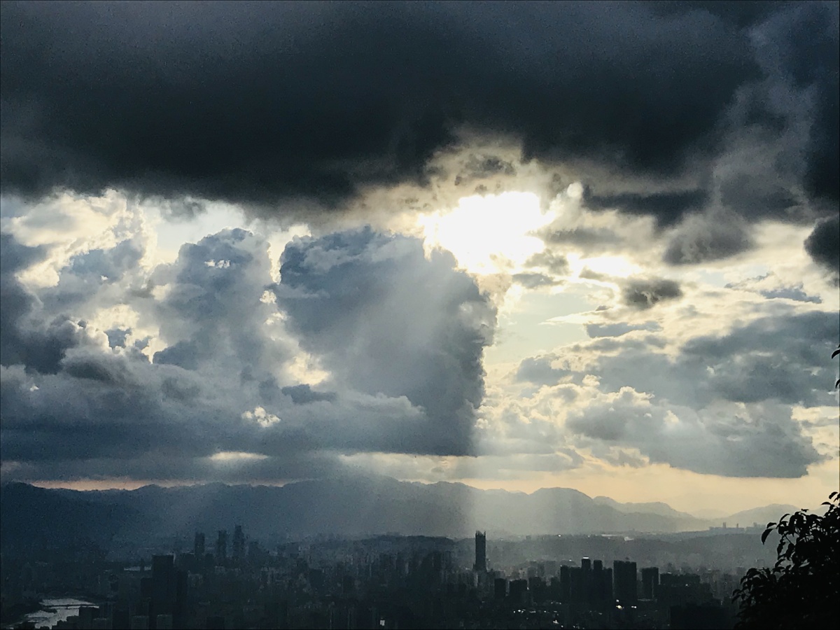 祥云圣光恩泽大地