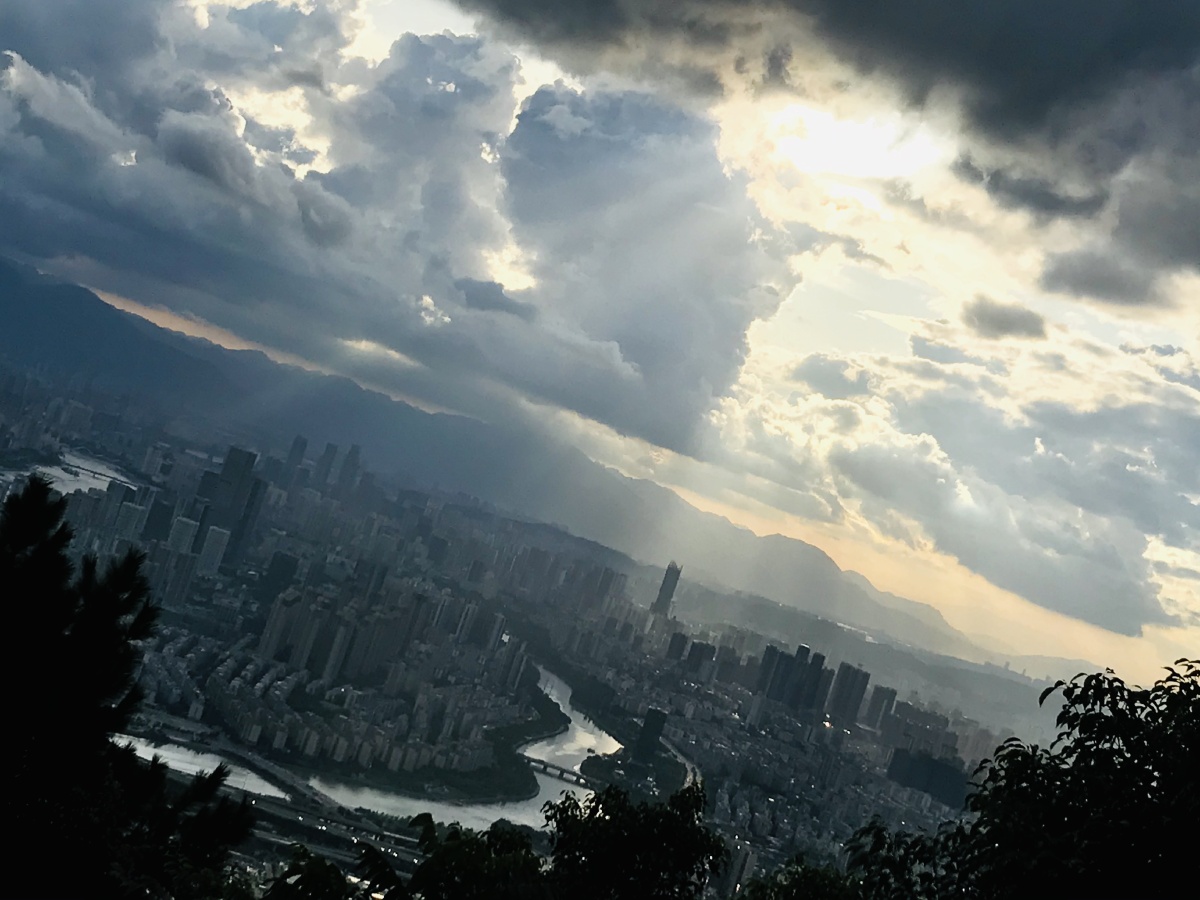 祥云圣光恩泽大地