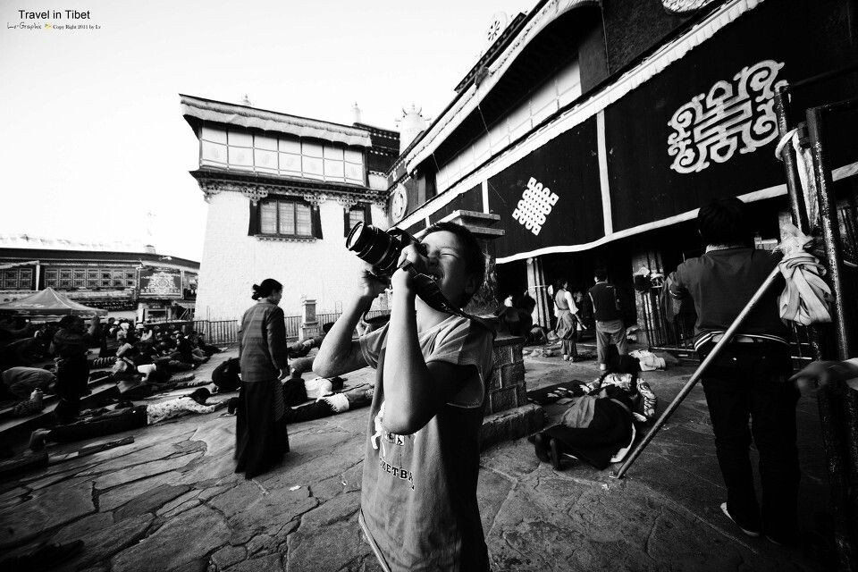 摄影的快乐<br />
大昭寺前遇到的藏族孩子，享受着摄影为他带来的快乐~^^~