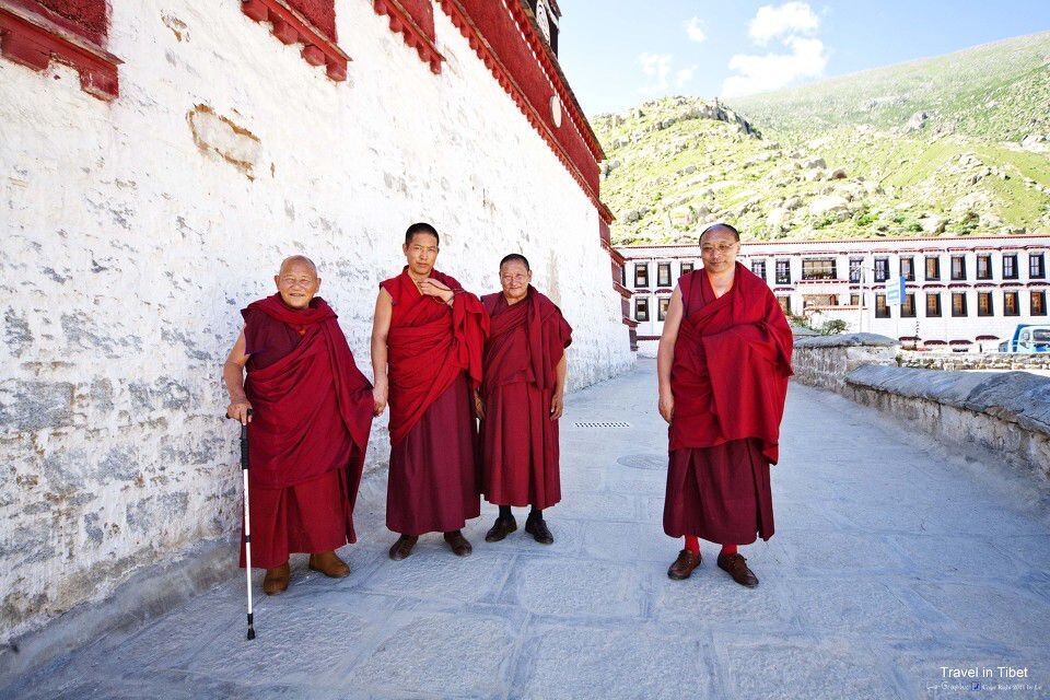 喇嘛们<br />
哲蚌寺的喇嘛们，在会议间隙出来放松下