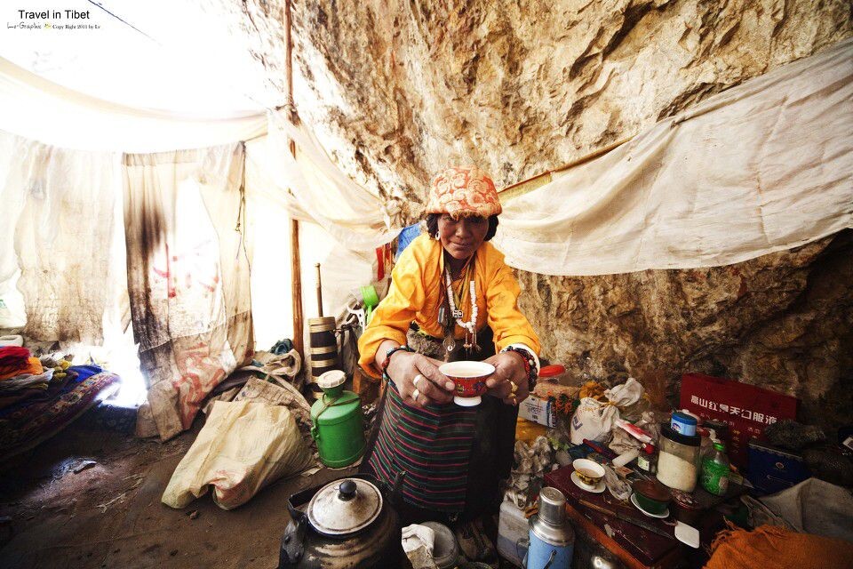 藏族老奶奶<br />
转山的时候风太大了，老奶奶请我喝了杯酥油茶~喝完之后满血复活~