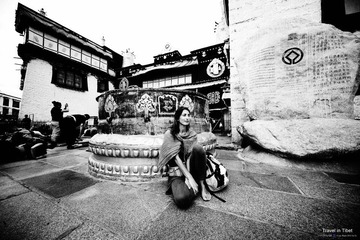 大昭寺前的她