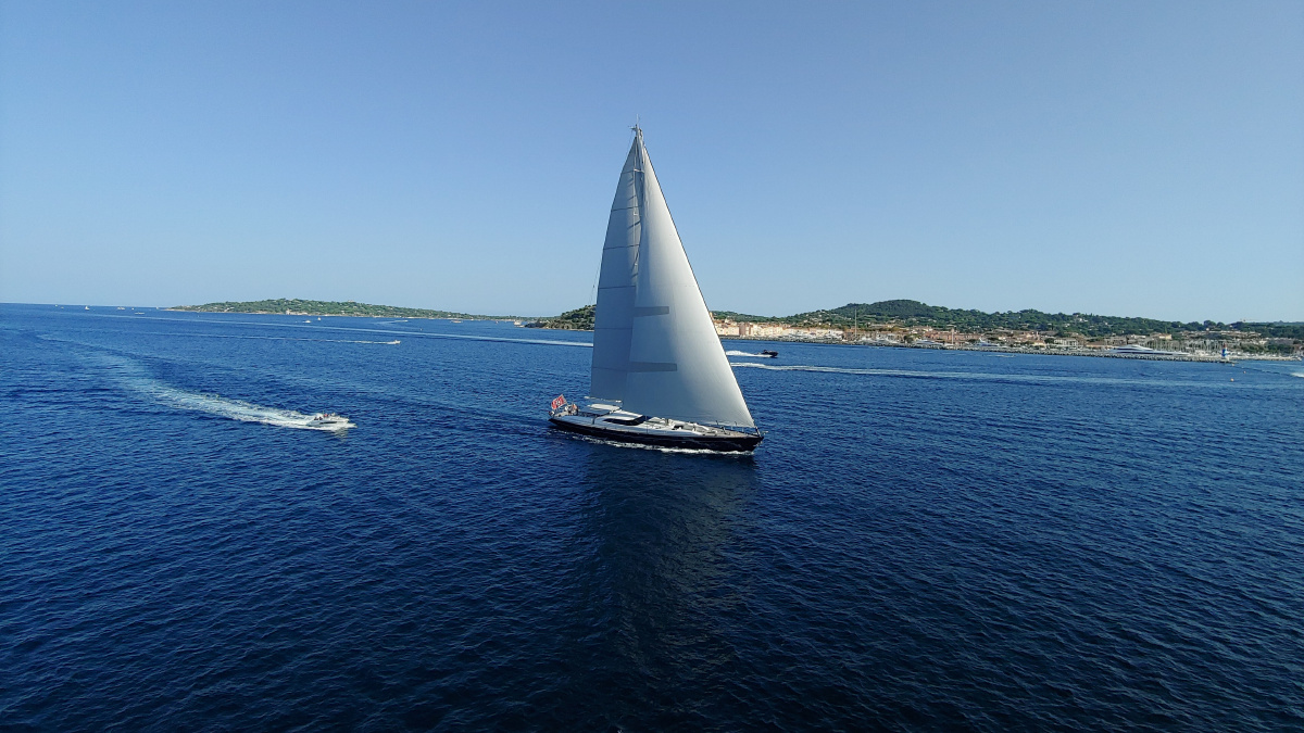 帆船在海上航行的照片