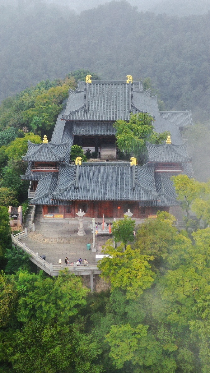暮鼓晨钟昭山古寺