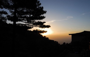 光明顶下