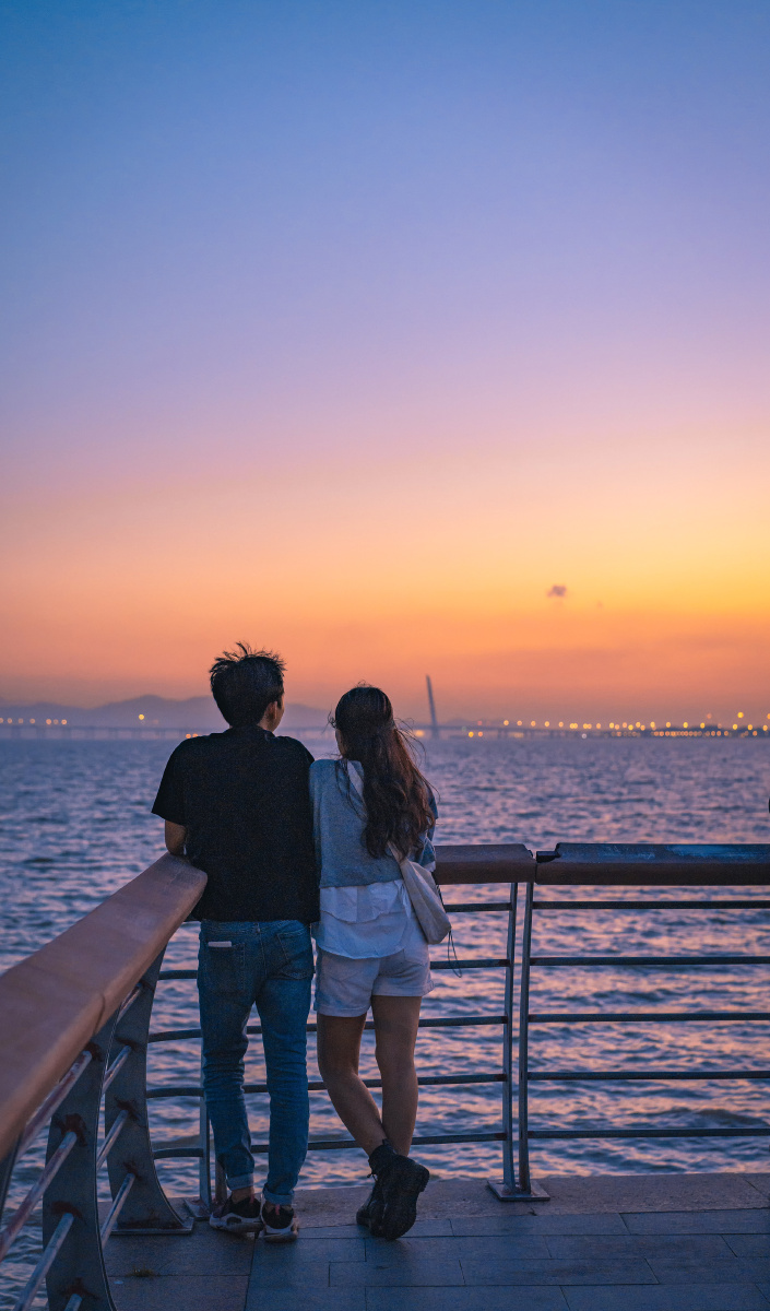 海边看看海的人看海