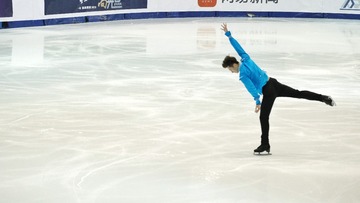 148025