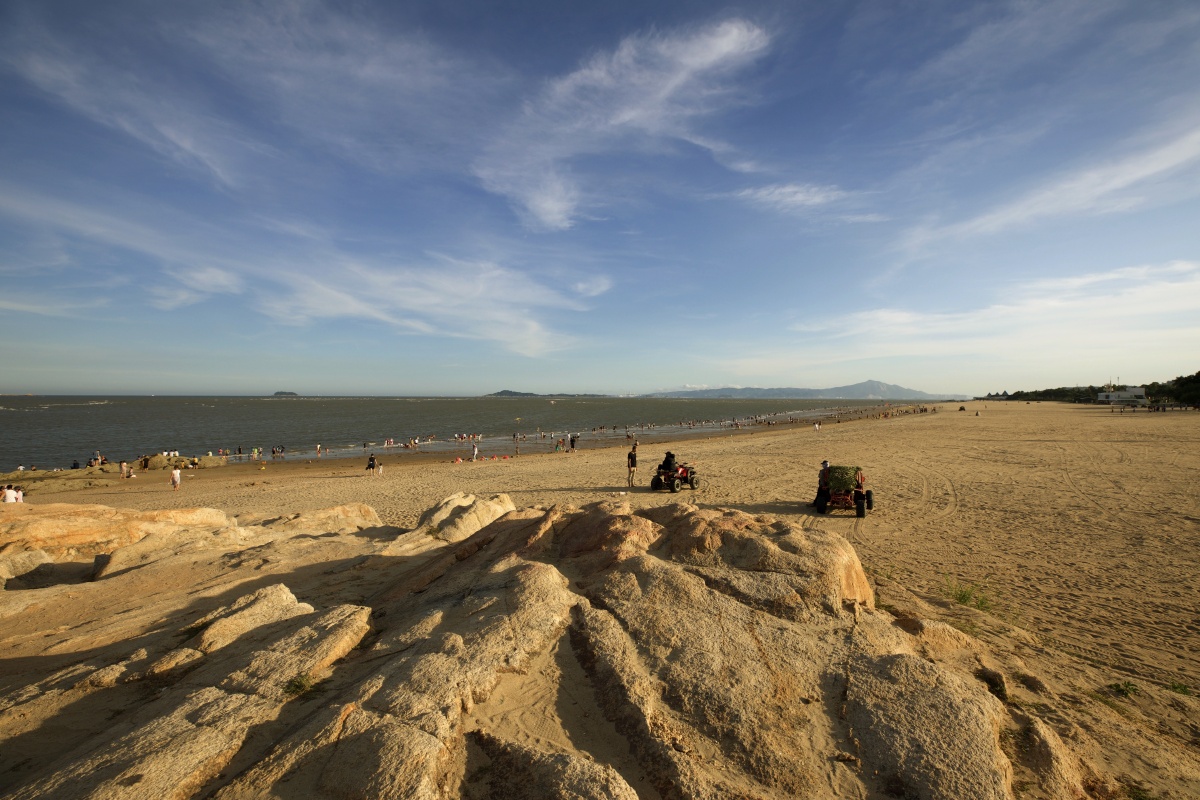 快要被烈日晒干的沙滩