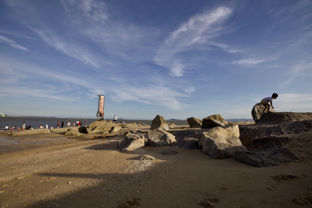 快要被烈日晒干的沙滩