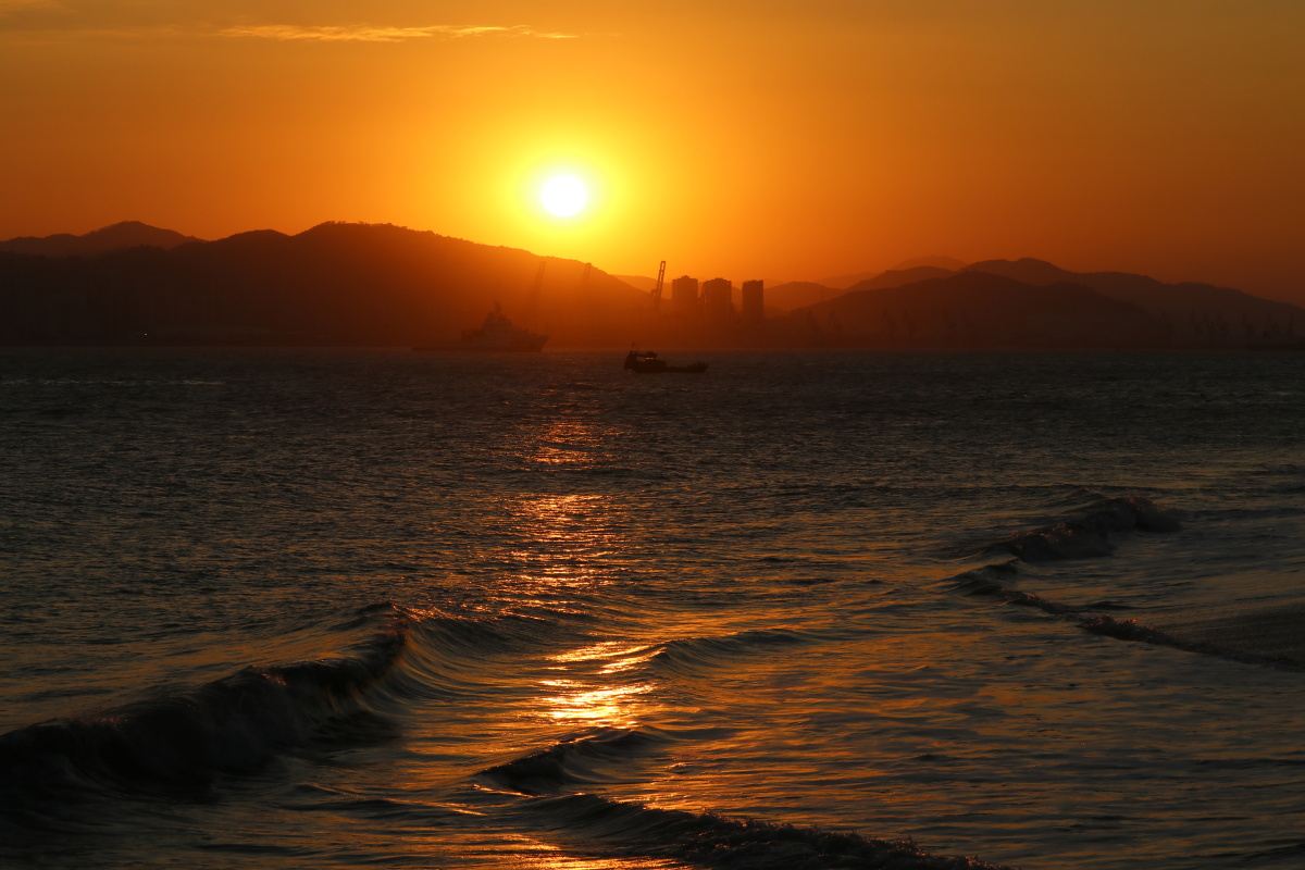 海那边太阳落下的地方