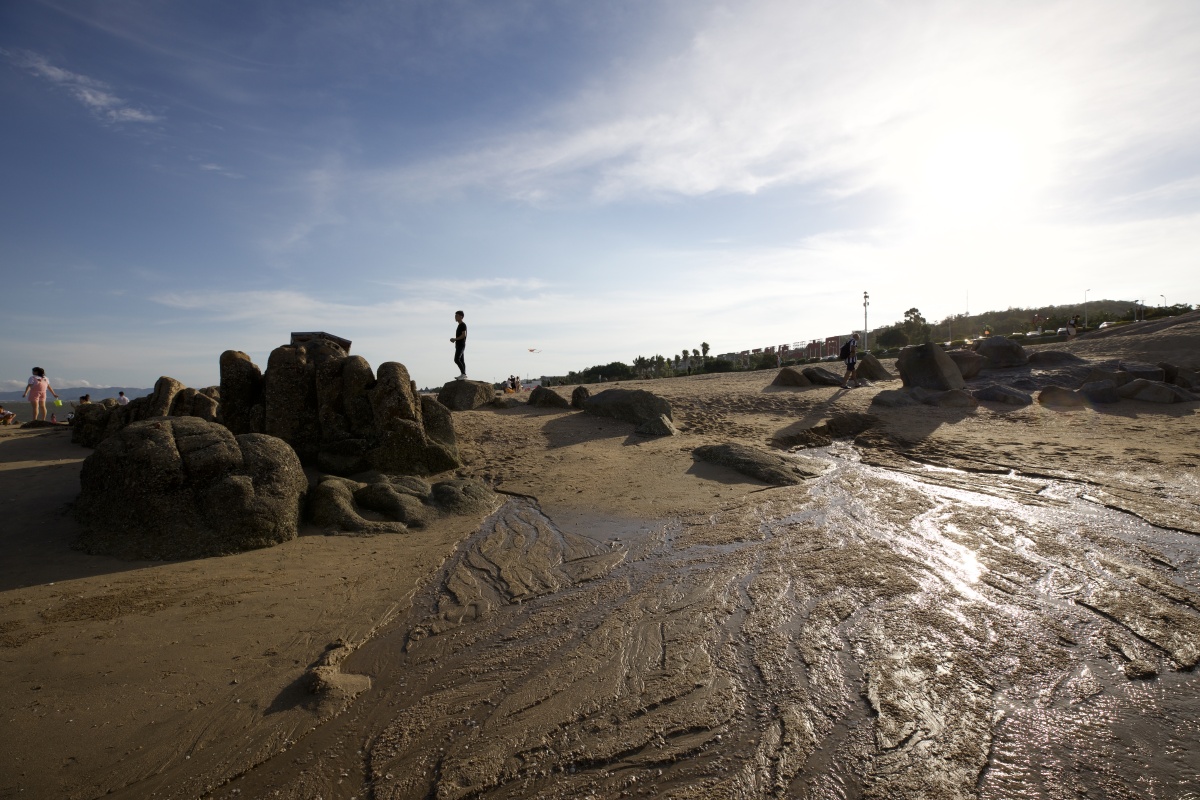 快要被烈日晒干的沙滩