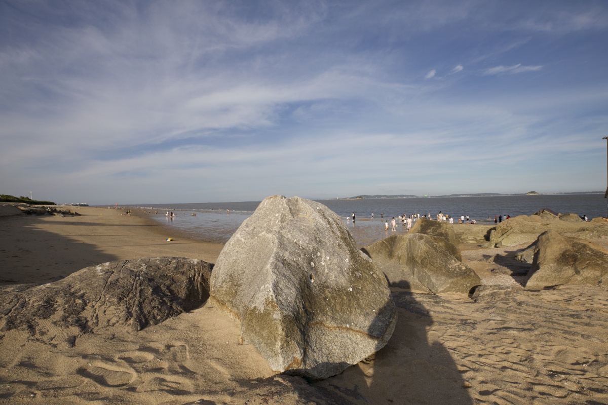 快要被烈日晒干的沙滩