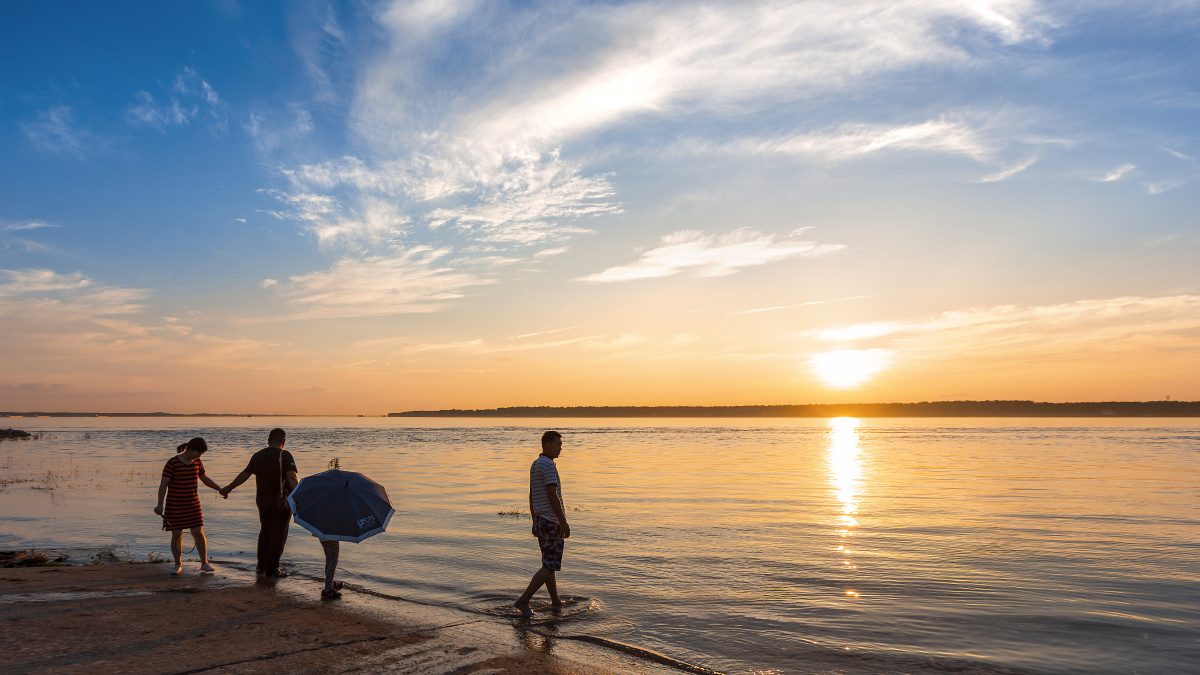 江边日落的美好时光