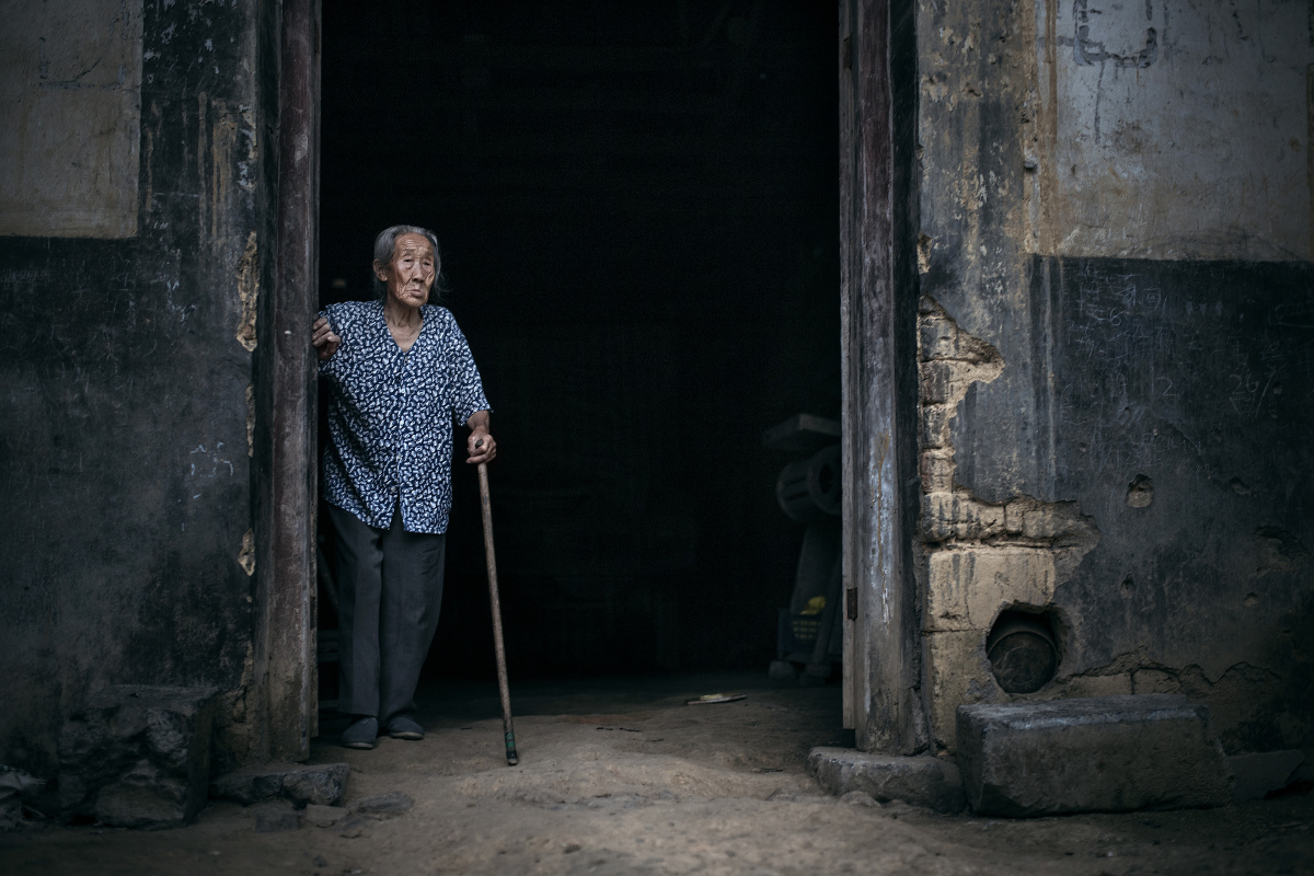 寂关注百姓生活关注空巢老人改革开放初期年轻人都外出打工了剩下父辈