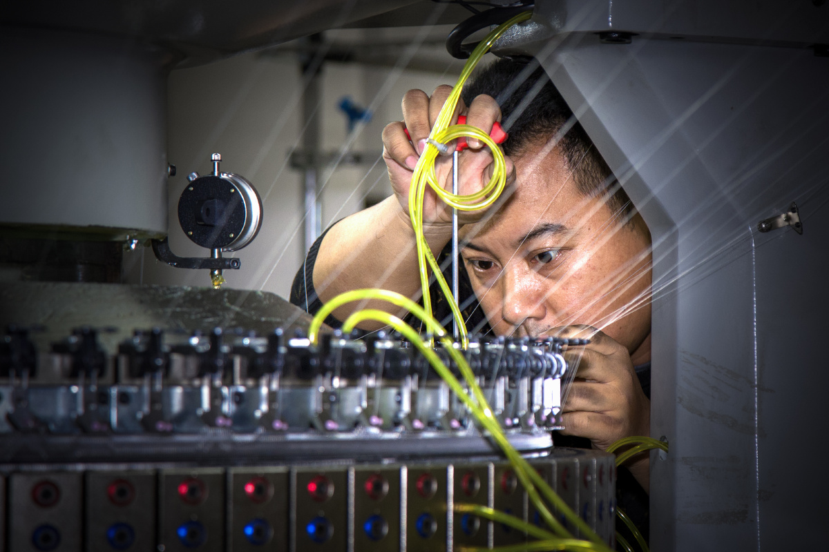 《专注》纺织厂机修工