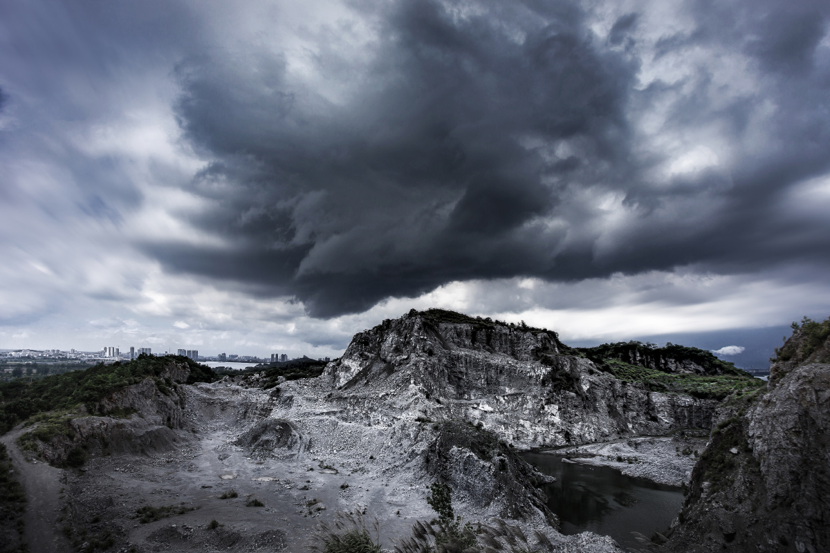 山殇,爬上开采过度的山顶遇上了乌云压境,拍完后全身湿透