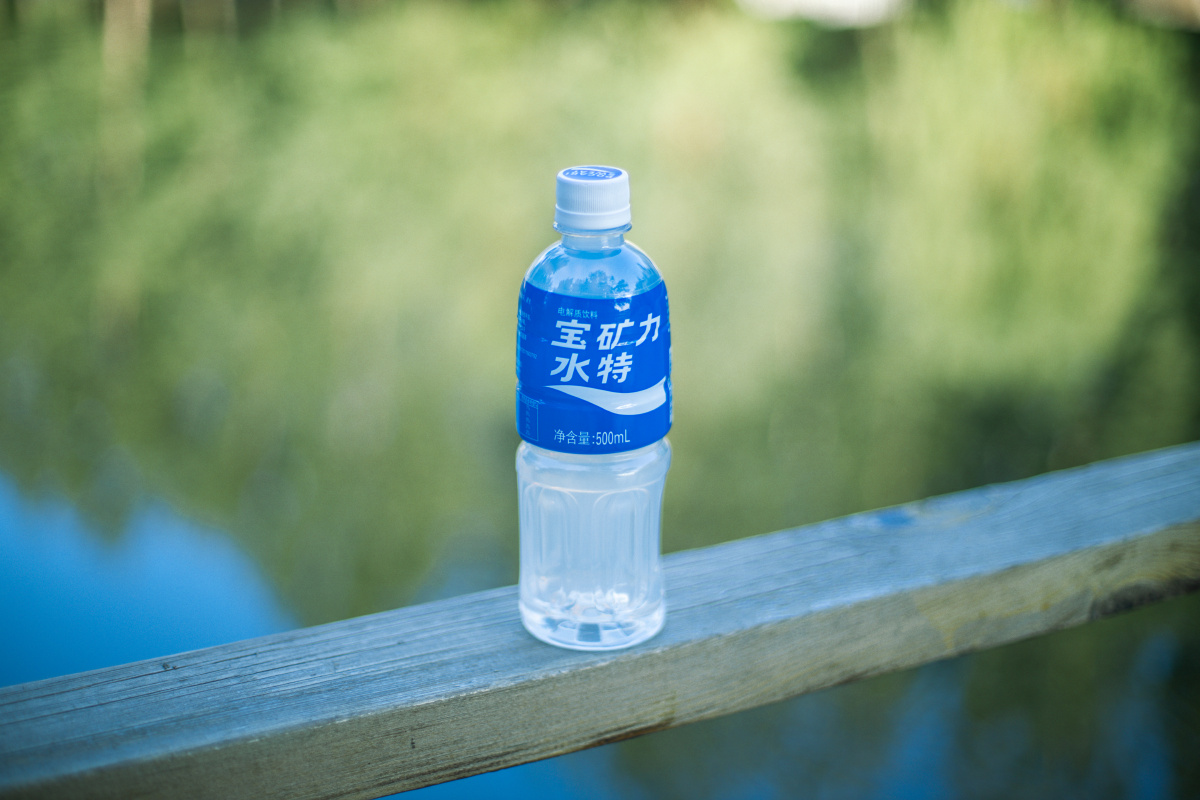 一瓶宝矿力水特的特写虚化大光圈