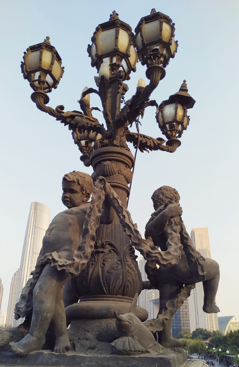 北安桥始建于1939年,桥头雕塑采用西洋古典表现形式,吸取中国传统