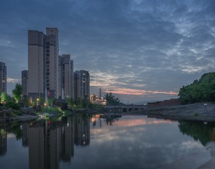 10459