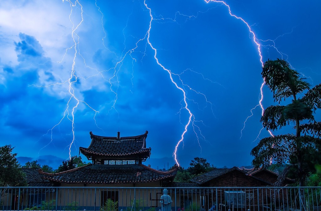 闽西菁城西山的高明寺 大雄宝殿圣像面前 雷公电母不可造次！！！所以不担心成了避雷针……