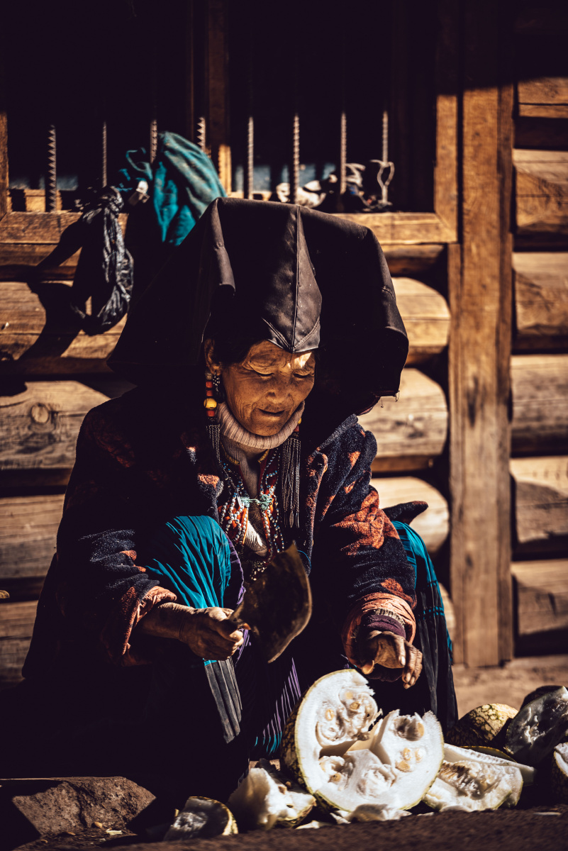 路边的彝族大妈切着当地"南瓜"(猪食)前去派了根烟,知道我要给她拍照