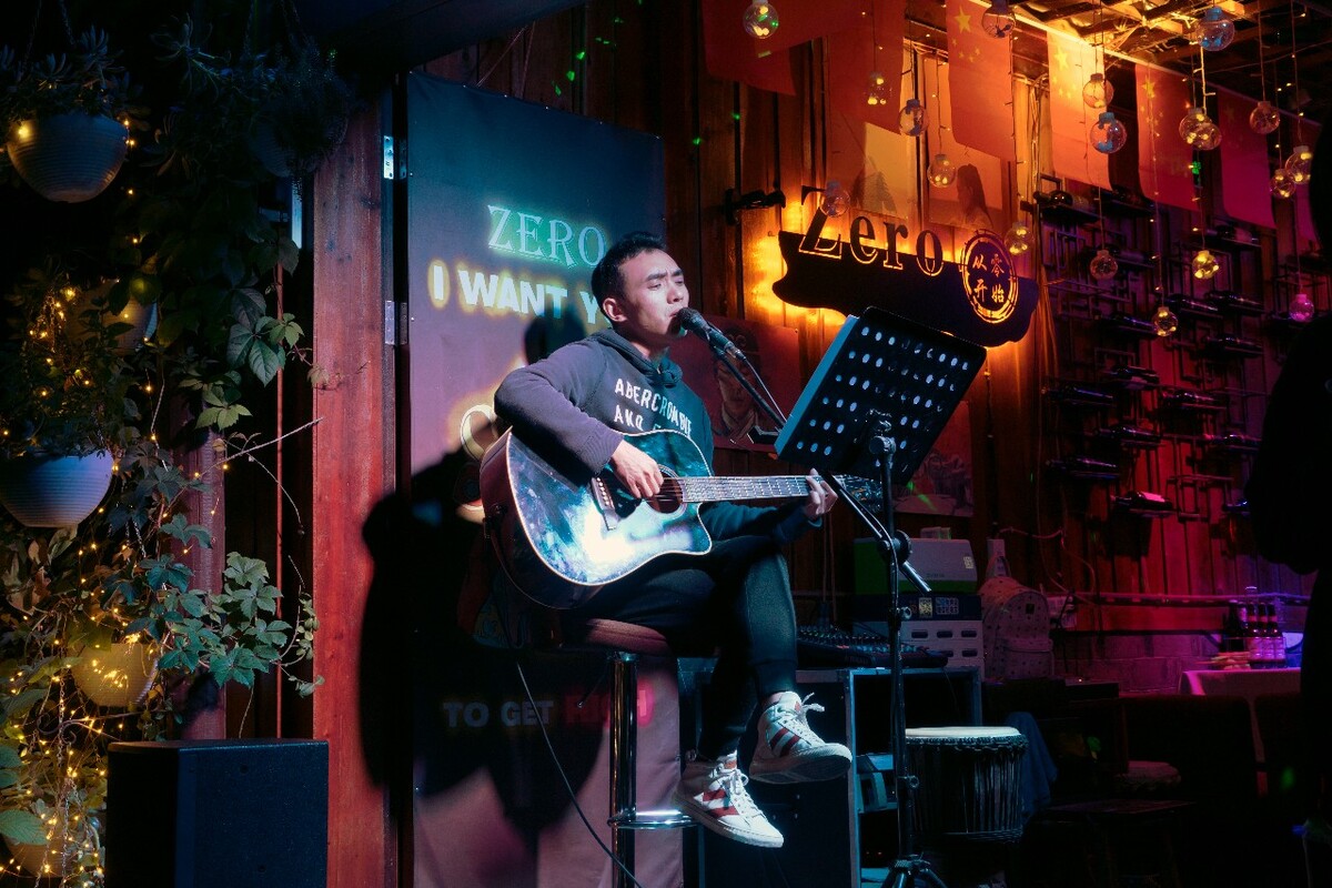 凤凰古城酒吧歌手