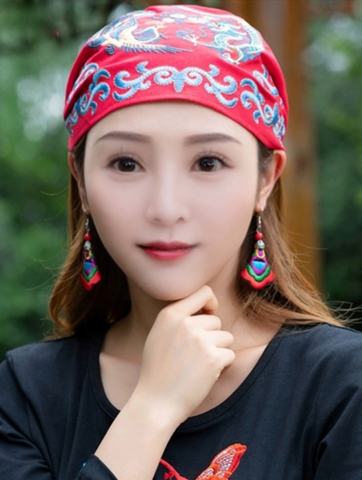 戴碎花头巾的少女