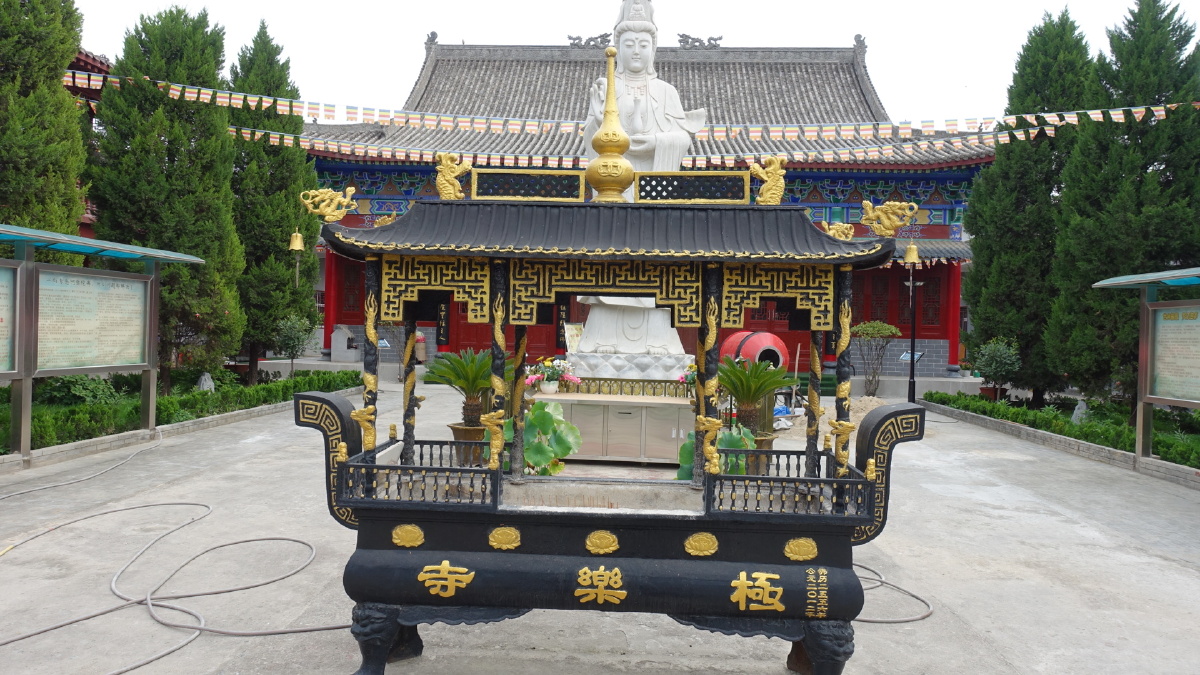 西安极乐寺位于广安路