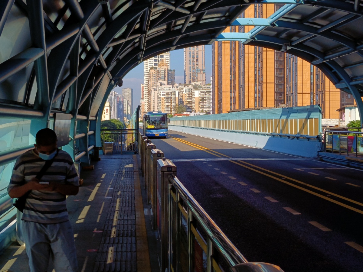 厦门文灶brt站,上午上班高峰时,空空荡荡,疫情限制了人们的出行.