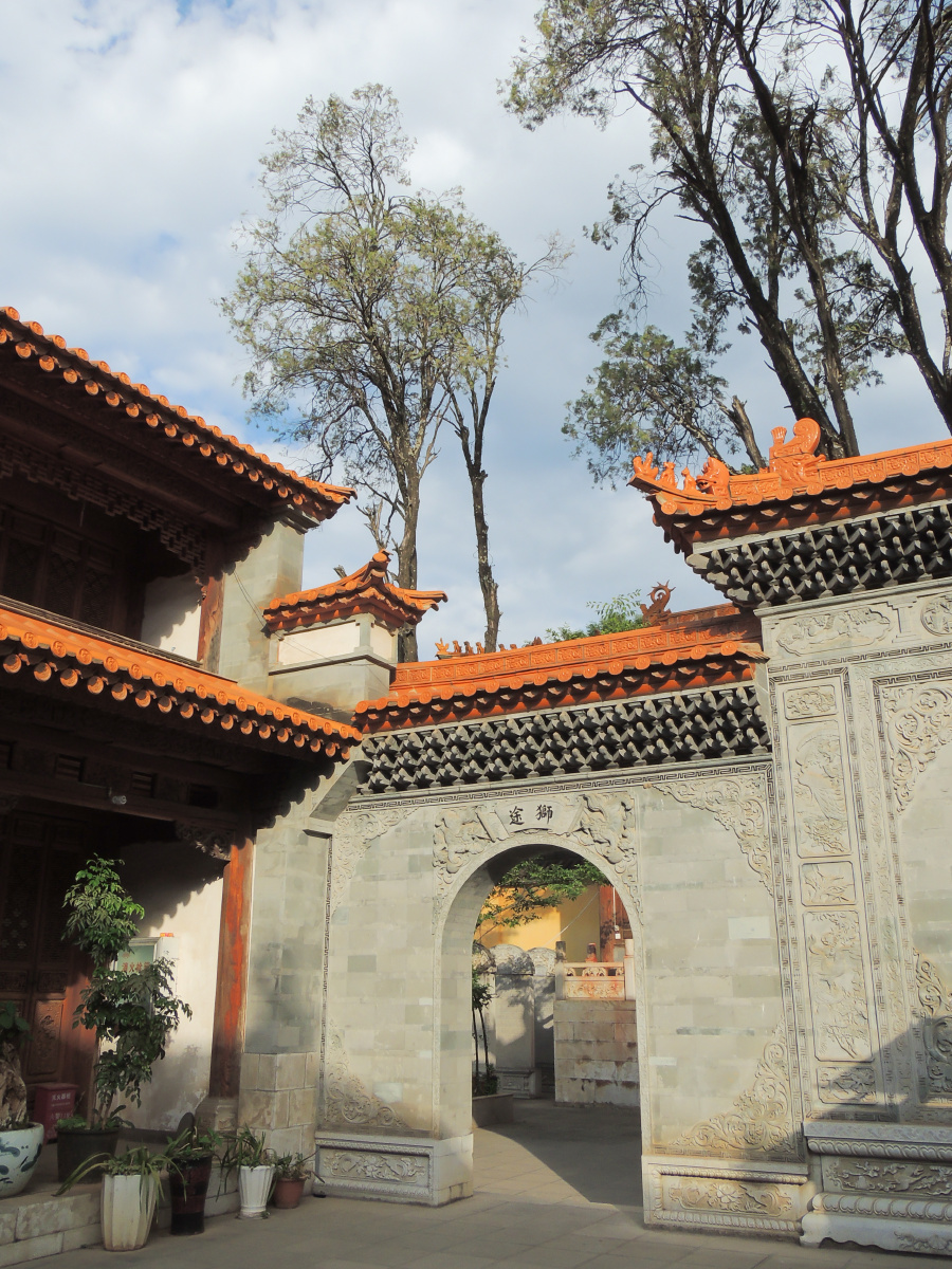 云南昆明宝华寺