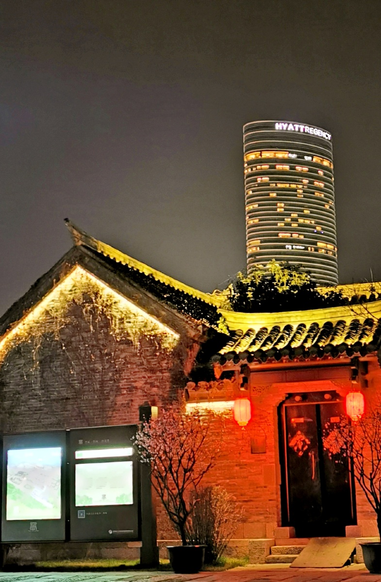 夜幕下的回龙窝一一徐州清未名街作者张建明2021年2月10日拍摄