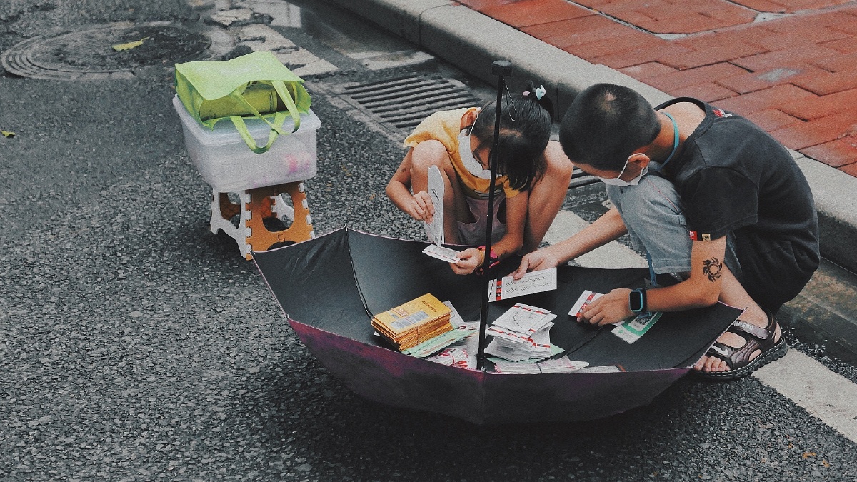 摆地摊的小孩子 - krischung - 图虫